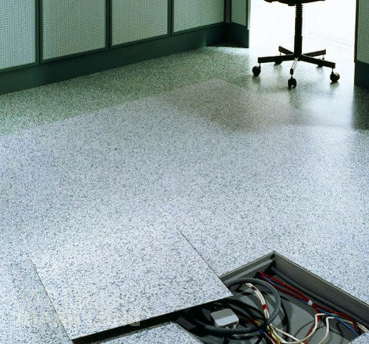 Thi công bề mặt hoàn thiện sàn nâng loại Vinyl cho phòng sạch.